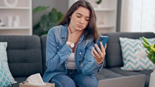 Jovem Bela Mulher Hispânica Usando Smartphone Tendo Consulta Médica Line — Vídeo de Stock