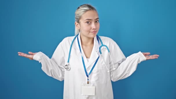 Jeune Belle Femme Hispanique Médecin Debout Sans Aucune Idée Sur — Video
