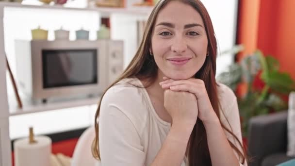Genç Güzel Spanyol Bir Kadın Yemek Masasında Kendinden Emin Bir — Stok video