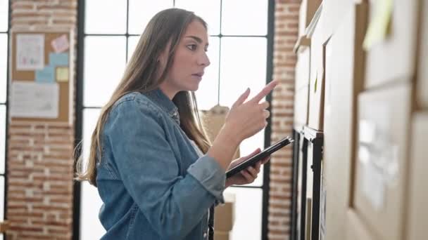 Jonge Mooie Spaanse Vrouw Commerce Zakenman Met Behulp Van Touchpad — Stockvideo