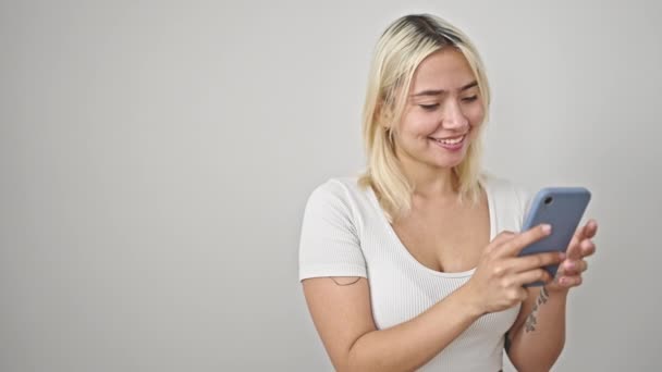 Wanita Muda Hispanik Tersenyum Percaya Diri Menggunakan Smartphone Melalui Latar — Stok Video