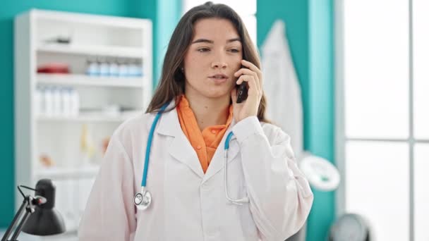 Junge Schöne Hispanische Ärztin Spricht Auf Smartphone Und Schaut Sich — Stockvideo
