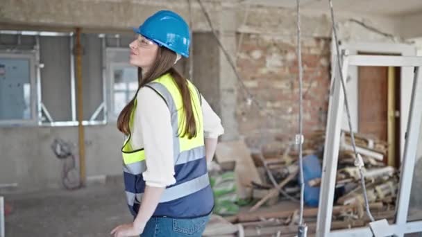 惊慌失措的女建筑工人微笑着 自信地站在建筑工地上 双手交叉地做着手势 — 图库视频影像