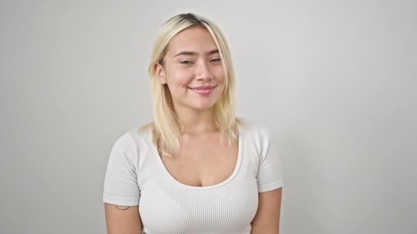 Jong Mooi Latino Vrouw Glimlachen Zelfverzekerd Zeggen Met Hoofd Geïsoleerde — Stockvideo