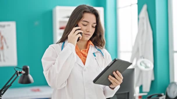 Νεαρή Όμορφη Ισπανίδα Γιατρός Χρησιμοποιώντας Touchpad Μιλώντας Στο Smartphone Στην — Αρχείο Βίντεο