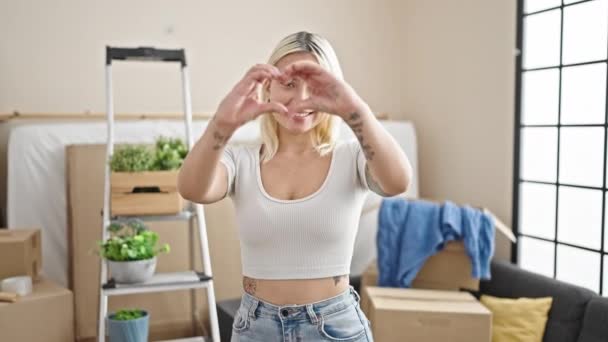 Junge Schöne Hispanische Frau Lächelt Zuversichtlich Und Macht Herzensgeste Neuen — Stockvideo