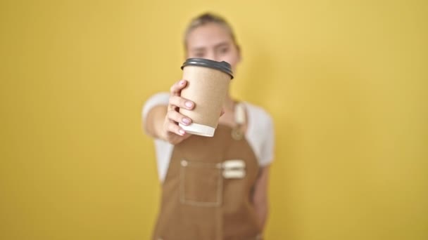 Junge Schöne Hispanische Frau Trägt Schürze Hält Take Away Kaffee — Stockvideo
