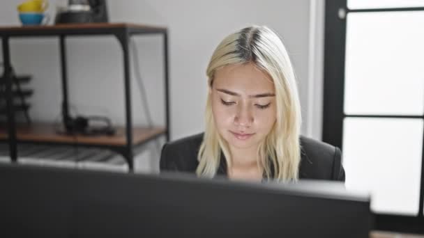 若い美しいヒスパニック系女性のビジネスワーカーオフィスで働くコンピュータを使用して — ストック動画