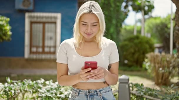 Joven Hermosa Mujer Hispana Sonriendo Confiada Usando Teléfono Inteligente Parque — Vídeos de Stock
