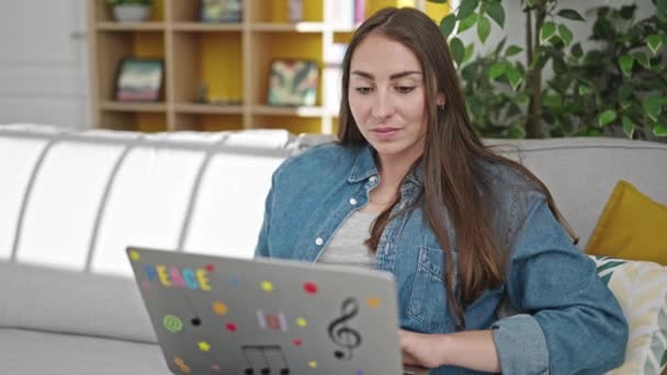 Jonge Mooie Latijns Amerikaanse Vrouw Winkelen Met Laptop Creditcard Zitten — Stockvideo