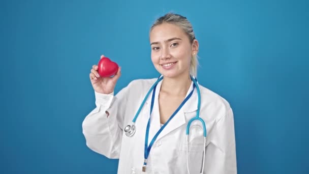 Joven Bella Mujer Hispana Doctora Sonriendo Confiada Sosteniendo Corazón Sobre — Vídeos de Stock