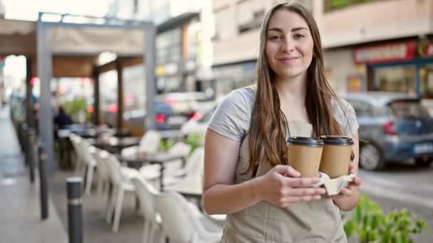 Joven Hermosa Mujer Hispana Camarera Sonriendo Confiada Sosteniendo Tomar Café — Vídeo de stock