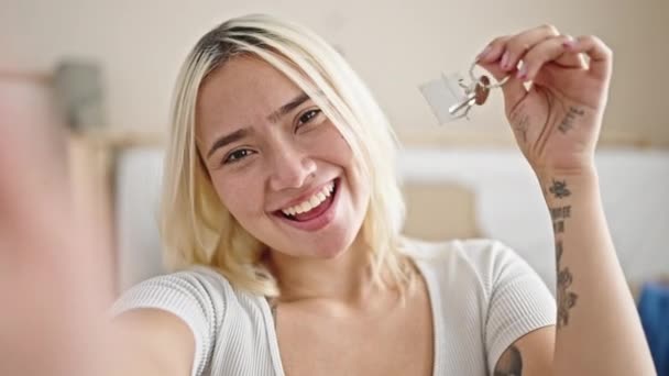 Jong Mooi Latino Vrouw Glimlachend Met Nieuwe Huissleutels Nemen Selfie — Stockvideo