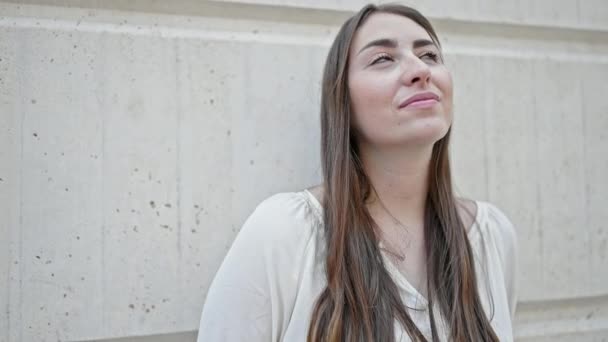 Молода Красива Іспаномовна Жінка Дивиться Бік Серйозним Виразом Над Ізольованим — стокове відео