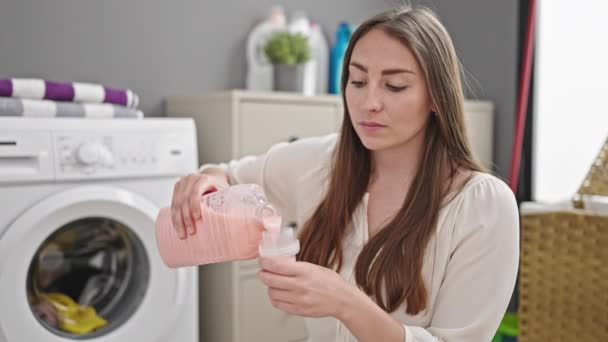Joven Hermosa Mujer Hispana Sonriendo Confiada Vertiendo Detergente Lavandería — Vídeo de stock