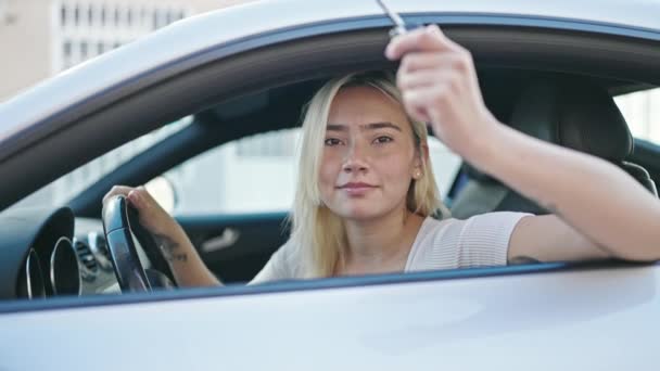 Jovem Bela Mulher Hispânica Sorrindo Confiante Segurando Chave Carro Novo — Vídeo de Stock