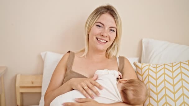 Anne Kızı Yatakta Oturup Bebek Emzirerek Yatak Odasında Konuşuyorlar — Stok video