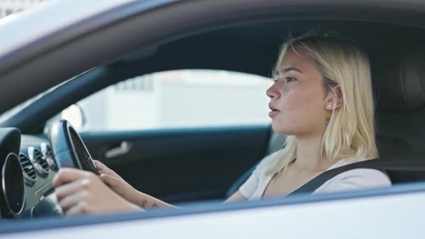 Jovem Bela Mulher Hispânica Estressado Carro Condução Rua — Vídeo de Stock