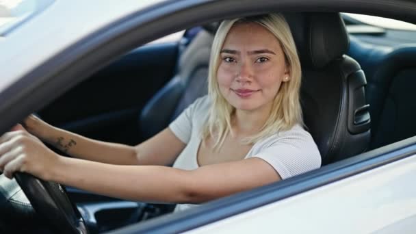 Jovem Bela Mulher Hispânica Sorrindo Confiante Sentado Carro Rua — Vídeo de Stock