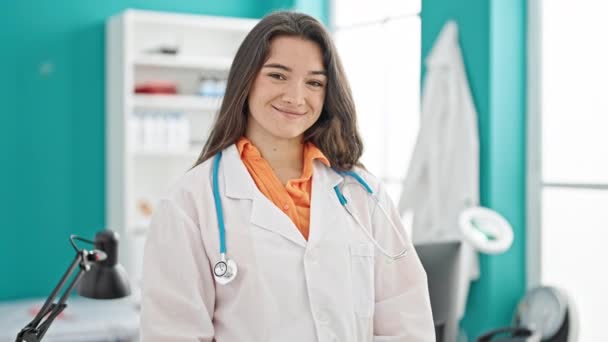 Junge Schöne Hispanische Ärztin Lächelnd Klinik — Stockvideo