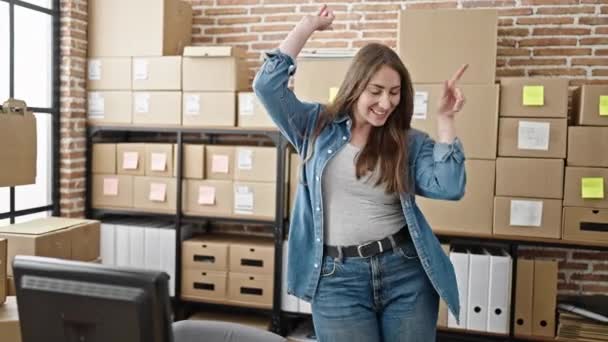 Nuori Kaunis Latino Nainen Verkkokauppa Liiketoiminnan Työntekijä Hymyilee Luottavainen Tanssia — kuvapankkivideo