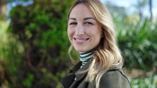 Parkta Kendine Güvenen Güzel Spanyol Kadın — Stok video