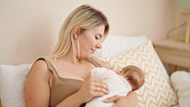Mère Fille Assis Sur Lit Allaitant Bébé Dans Chambre — Video