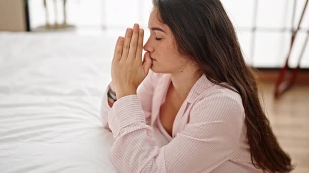 Молодая Красивая Латиноамериканка Опирающаяся Кровать Молящаяся Спальне — стоковое видео