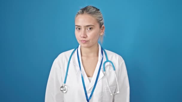 Mladá Krásná Hispánská Žena Lékař Stojící Vážným Výrazem Říká Prstem — Stock video