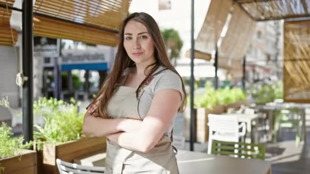 Genç Güzel Spanyol Bayan Garson Gülümsüyor Kollarını Kavuşturup Kahve Dükkanının — Stok video
