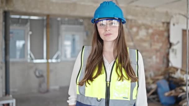 惊慌失措的女建筑工人站在建筑工地上 表情轻松 — 图库视频影像