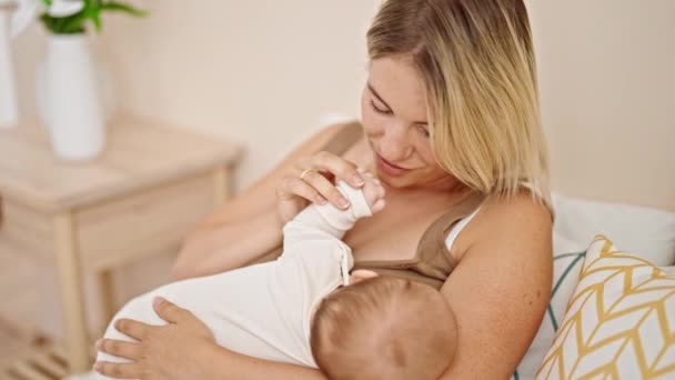 Ibu Dan Anak Duduk Tempat Tidur Menyusui Bayi Mencium Tangan — Stok Video