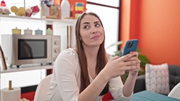 Νέα Όμορφη Ισπανόφωνη Γυναίκα Χρησιμοποιώντας Smartphone Κάθεται Στο Τραπέζι Σκέψης — Αρχείο Βίντεο