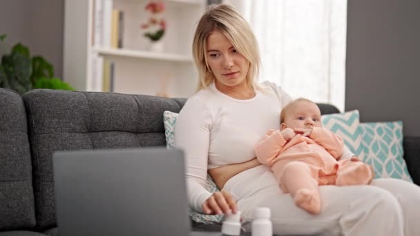 Anya Lánya Használja Laptop Amelynek Online Orvosi Konzultáció Otthon — Stock videók