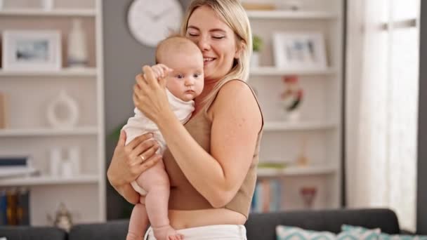 Mama Córka Przytulają Się Domu — Wideo stockowe