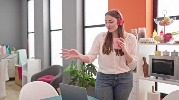 Joven Mujer Hispana Hermosa Escuchando Música Bailando Bebiendo Café Comedor — Vídeos de Stock