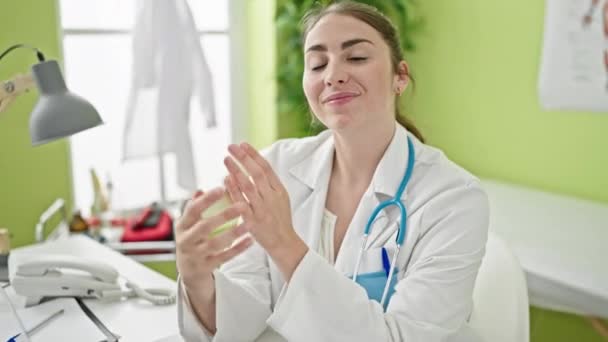 Joven Mujer Hispana Hermosa Médico Sentado Mesa Con Los Brazos — Vídeos de Stock