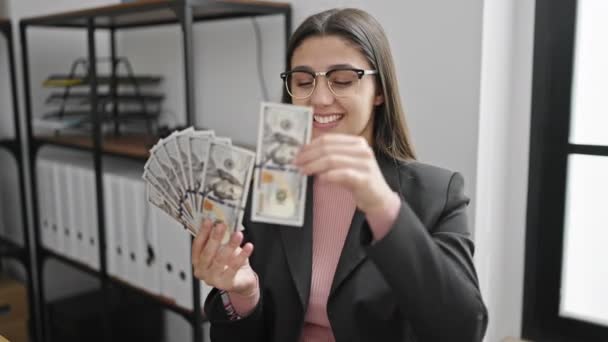 Jovem Bela Mulher Hispânica Empresária Sentada Mesa Jogando Dólares Escritório — Vídeo de Stock