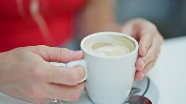 Mladá Blondýna Žena Pije Kávu Sedí Stole Úsměvem Terase Kavárny — Stock video