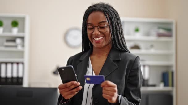 用智能手机和信用卡在办公室购物的非洲裔美国女商人 — 图库视频影像