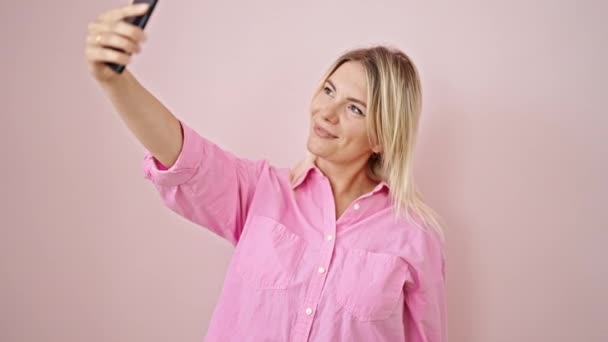 Wanita Pirang Muda Tersenyum Percaya Diri Membuat Selfie Oleh Smartphone — Stok Video