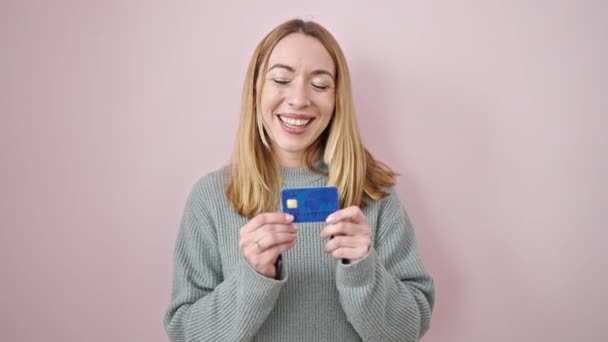 Mladá Blondýnka Žena Úsměvem Ukazuje Kreditní Karty Dělá Gesto Přes — Stock video