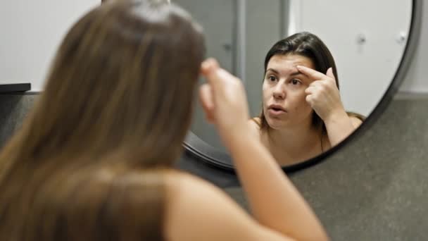 Junge Schöne Hispanische Frau Sucht Pickel Spiegel Badezimmer — Stockvideo