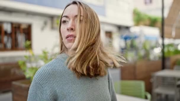 Junge Blonde Frau Blickt Mit Entspanntem Gesichtsausdruck Den Himmel — Stockvideo