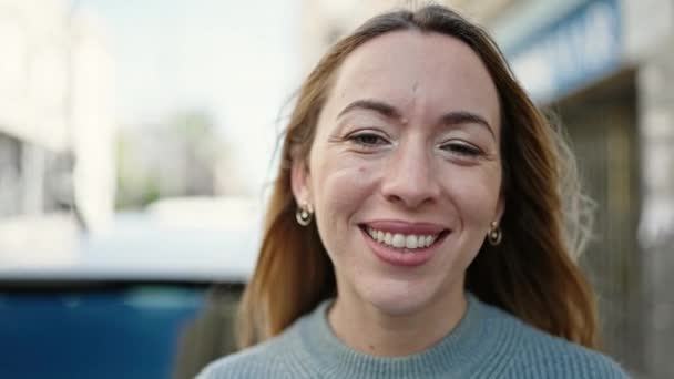 Junge Blonde Frau Lächelt Selbstbewusst Und Steht Auf Der Straße — Stockvideo