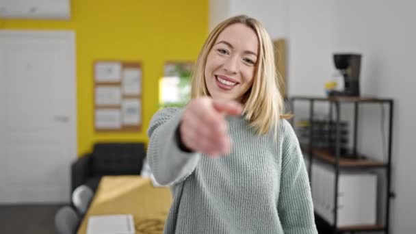 Νεαρή Ξανθιά Γυναίκα Επιχειρηματίας Χαμογελά Αυτοπεποίθηση Χειραψία Στο Γραφείο — Αρχείο Βίντεο