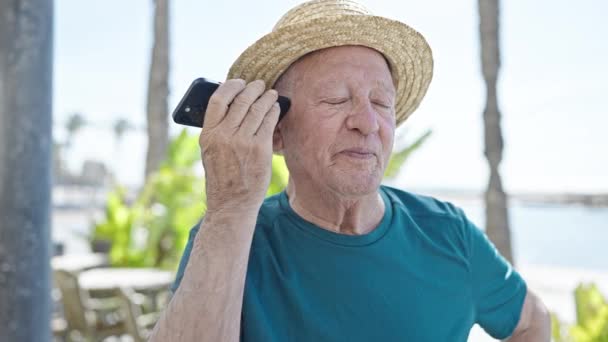 Senior Grijs Harige Man Toerist Draagt Zomerhoed Luisteren Voice Message — Stockvideo