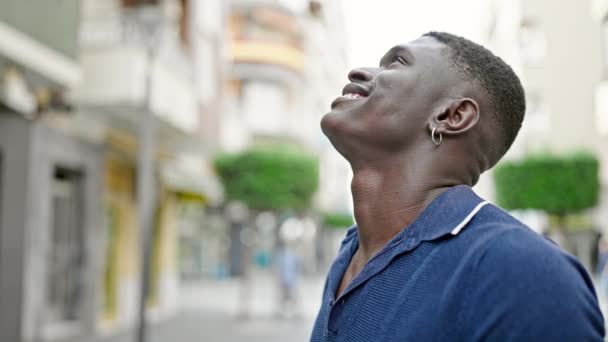 Afrikanischer Mann Lächelt Selbstbewusst Auf Der Straße — Stockvideo
