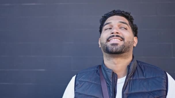 Hombre Afroamericano Sonriendo Confiado Pie Sobre Fondo Negro Aislado — Vídeos de Stock