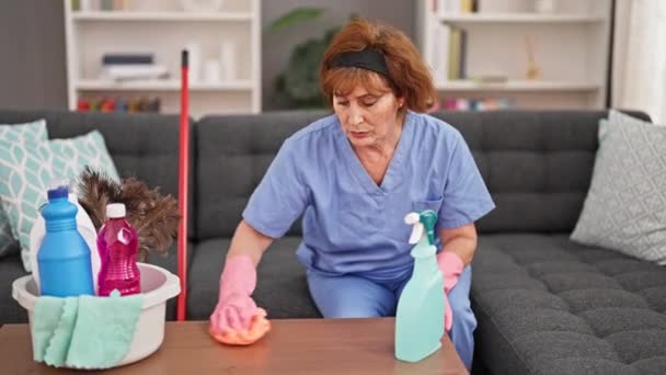 中年妇女专业清洁剂洗涤台出汗回家 — 图库视频影像